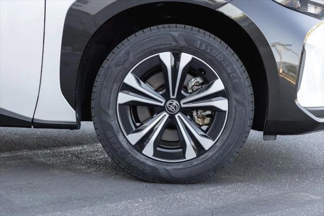 Certified Used 2023 WIND CHILL PEARL* Toyota  image 4