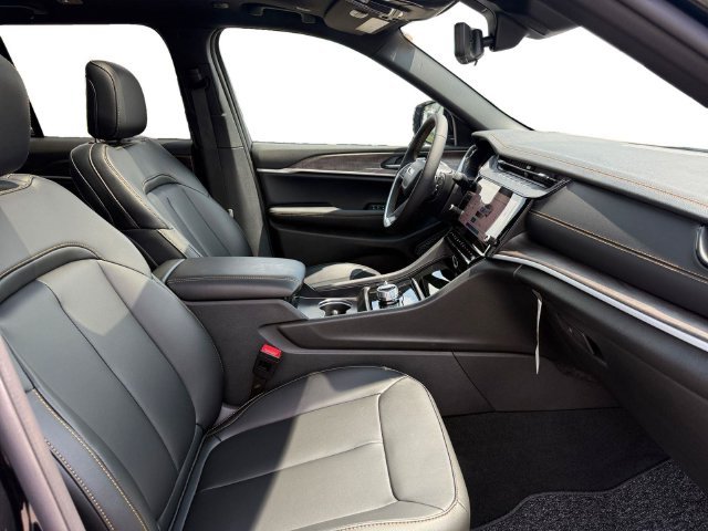 New 2026 Diamond Black Crystal Pearl-Coat Exterior Paint Jeep  image 15