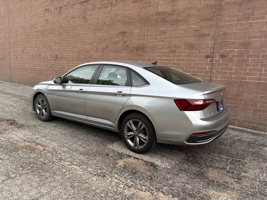 Used 2024 Pyrite Silver Metallic Volkswagen SE image 4