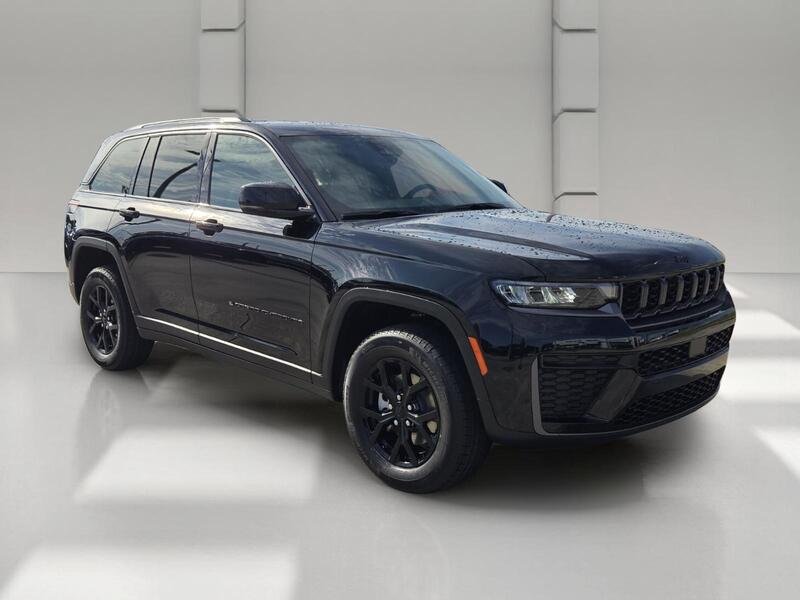 New 2026 Diamond Black Crystal Pearl-Coat Exterior Paint Jeep LAREDO ALTITUDE 4X4 image 7