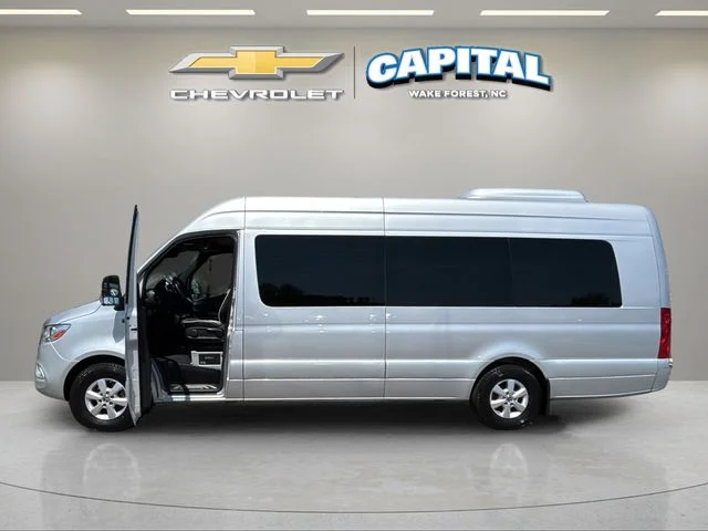 Used 2021  Mercedes-Benz Cargo 170 WB image 10