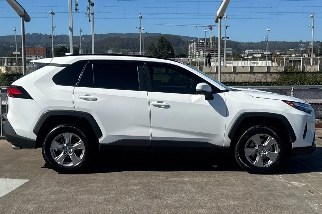 Used 2023 Ice Toyota XLE image 3