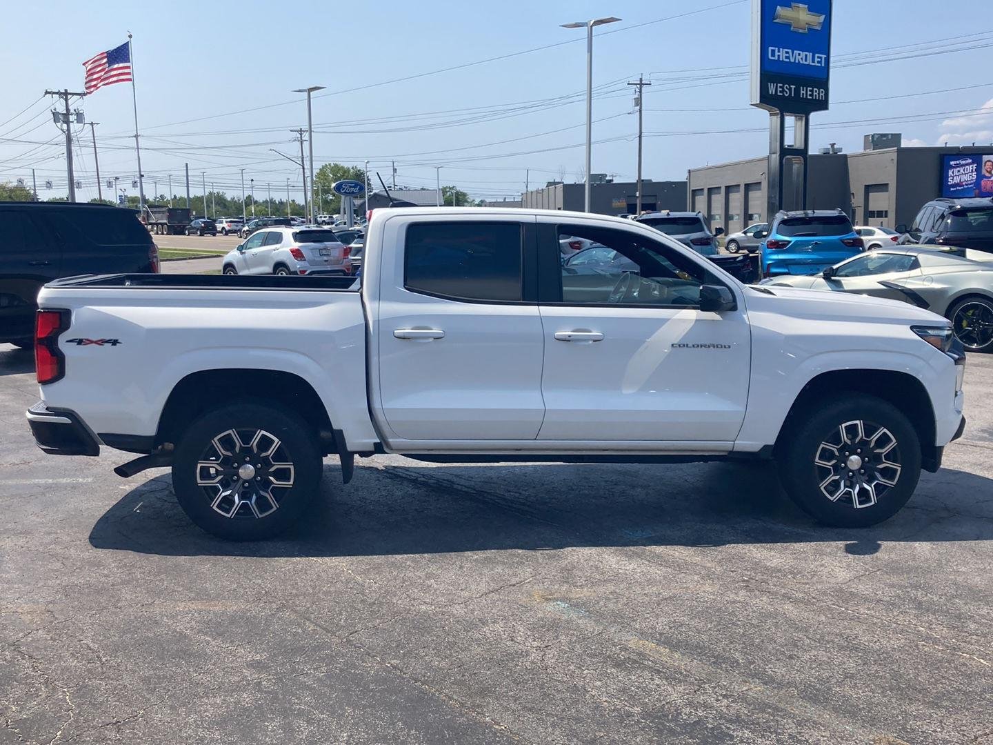 Used 2023 Summit White Chevrolet 4WD LT image 8
