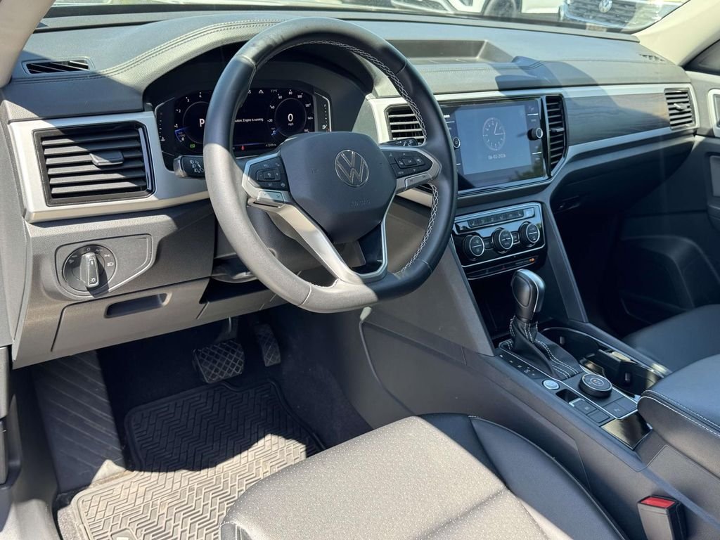 Used 2023 Black Volkswagen 3.6L V6 SE w/Technology image 2