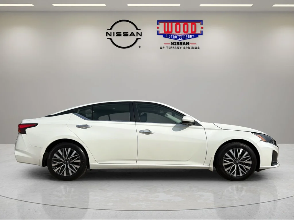 Used 2023 Pearl White Tricoat Nissan 2.5 SV image 2