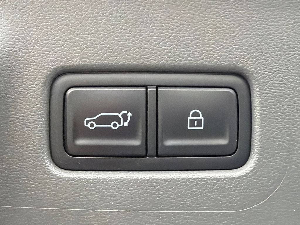 Used 2025 Black Hyundai SE image 19