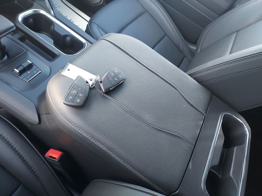 Used 2025 Silver GMC Denali image 29