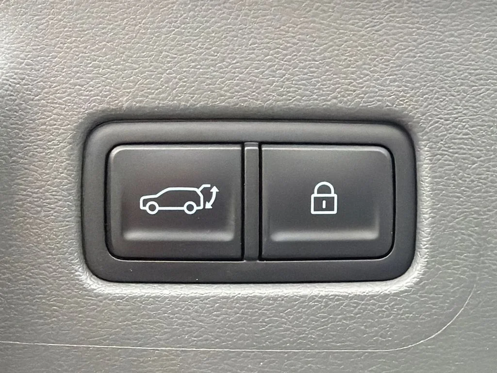 Used 2025 Black Hyundai SE image 19
