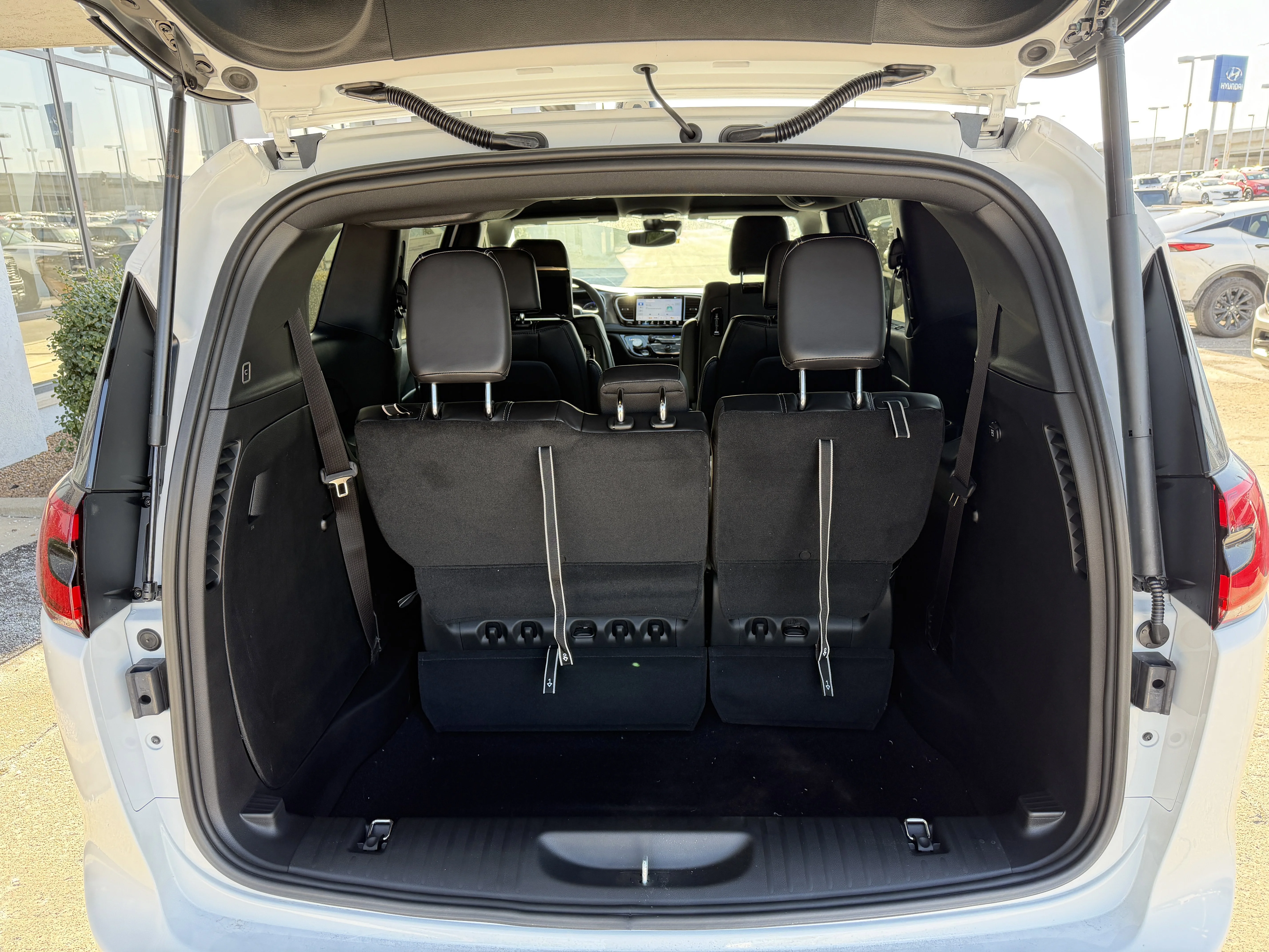 2026 Chrysler Pacifica Select - Photo 13