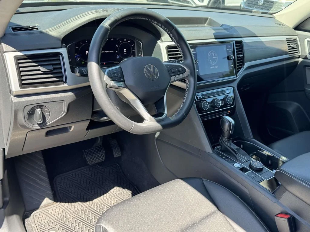 Used 2023 Black Volkswagen 3.6L V6 SE w/Technology image 2