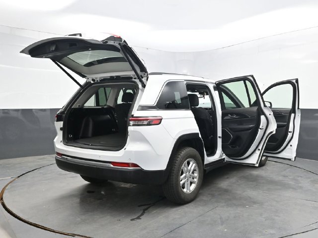 Used 2022 White Jeep Laredo image 55