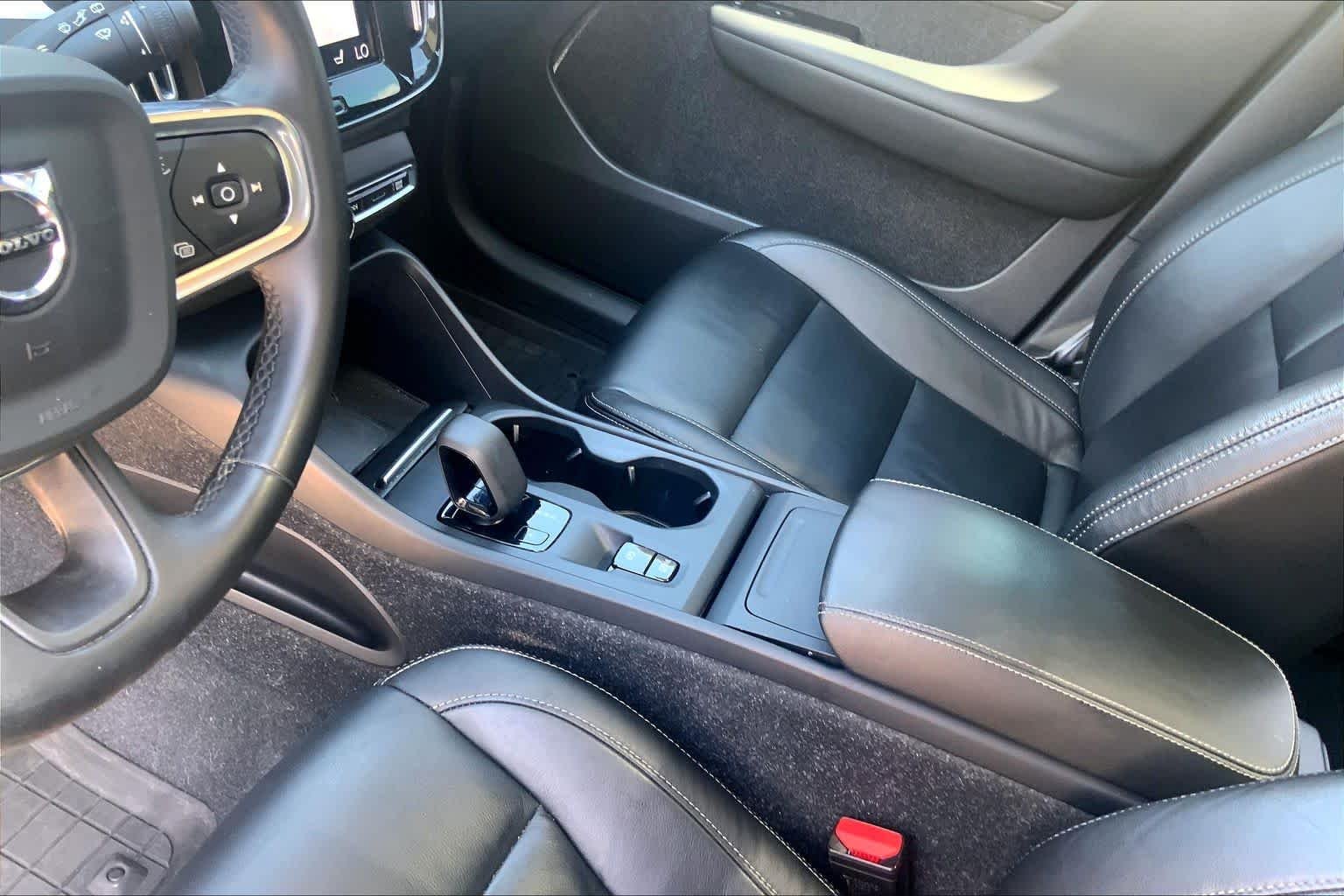 Used 2022 Crystal White Metallic Volvo Momentum image 16
