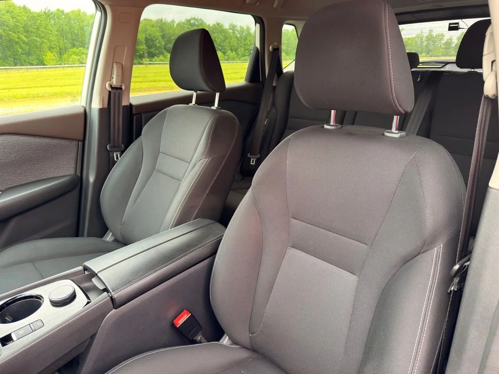 Used 2023 White Nissan S image 18