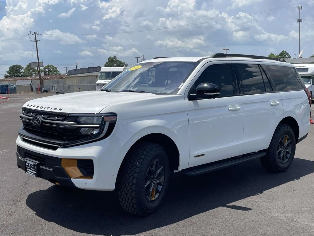 New 2025 Star White Metallic Tri-Coat Ford TREMOR® image 7