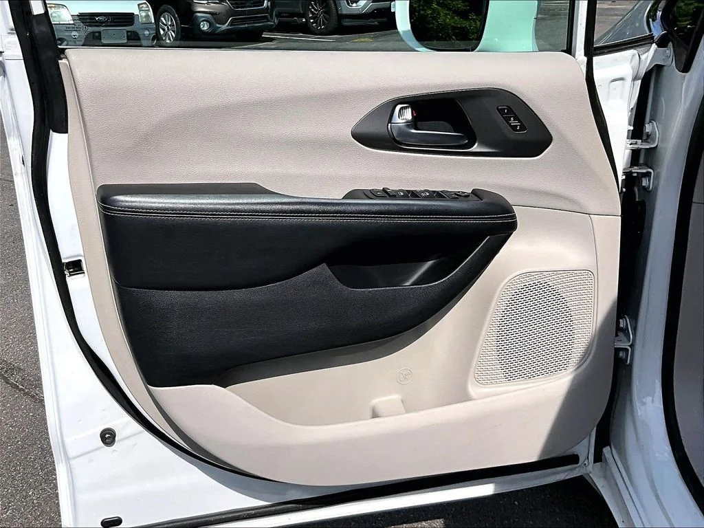 Used 2021 Bright White Clearcoat Chrysler Touring L image 9