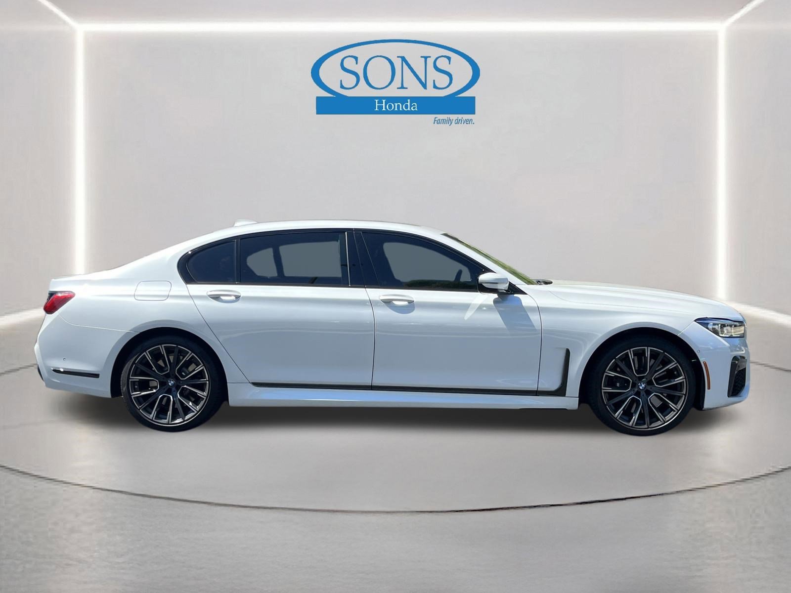 Used 2021 Mineral White Metallic BMW 750i xDrive image 32