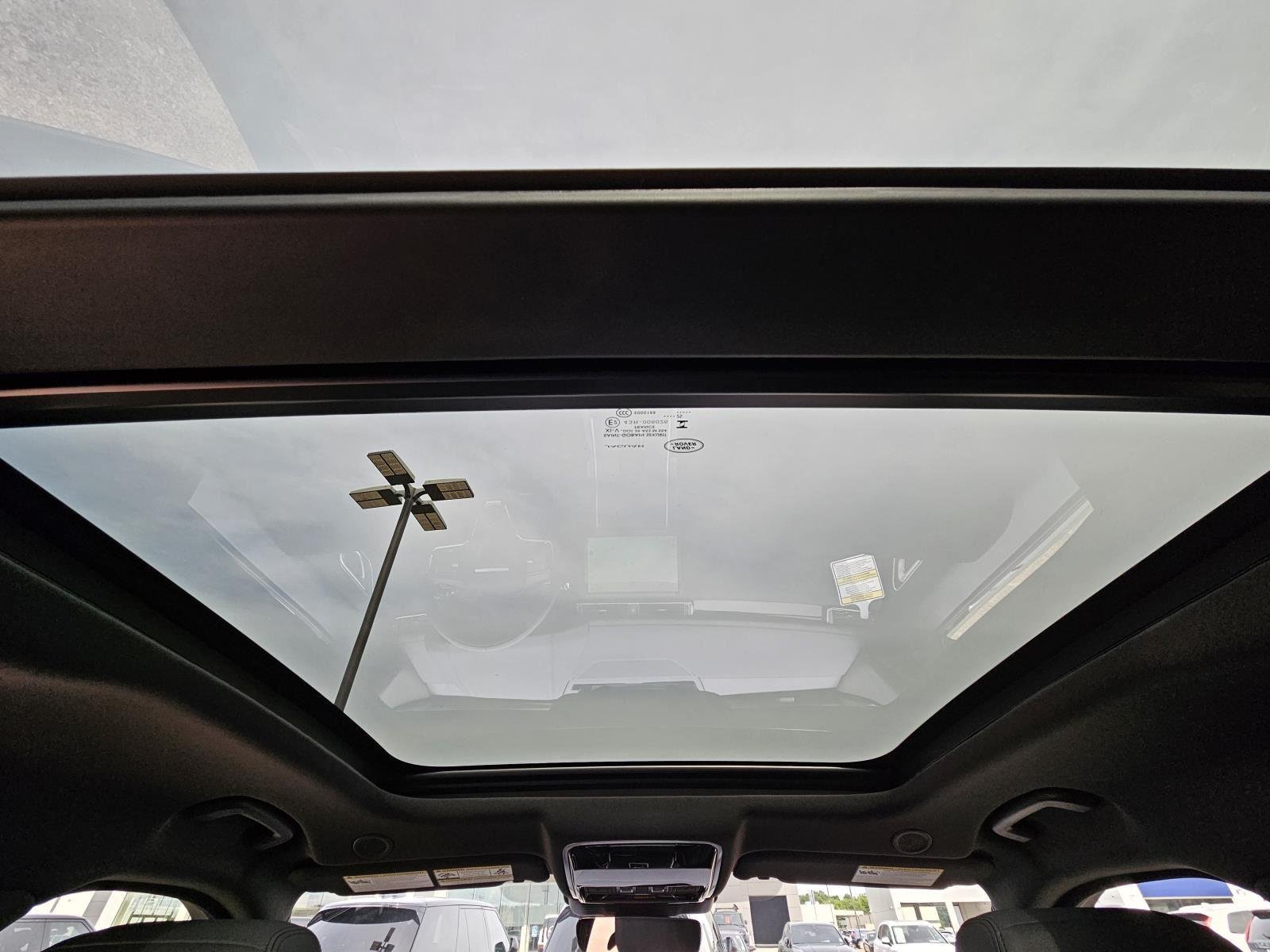 New 2026 Santorini Black Land Rover Dynamic SE image 36