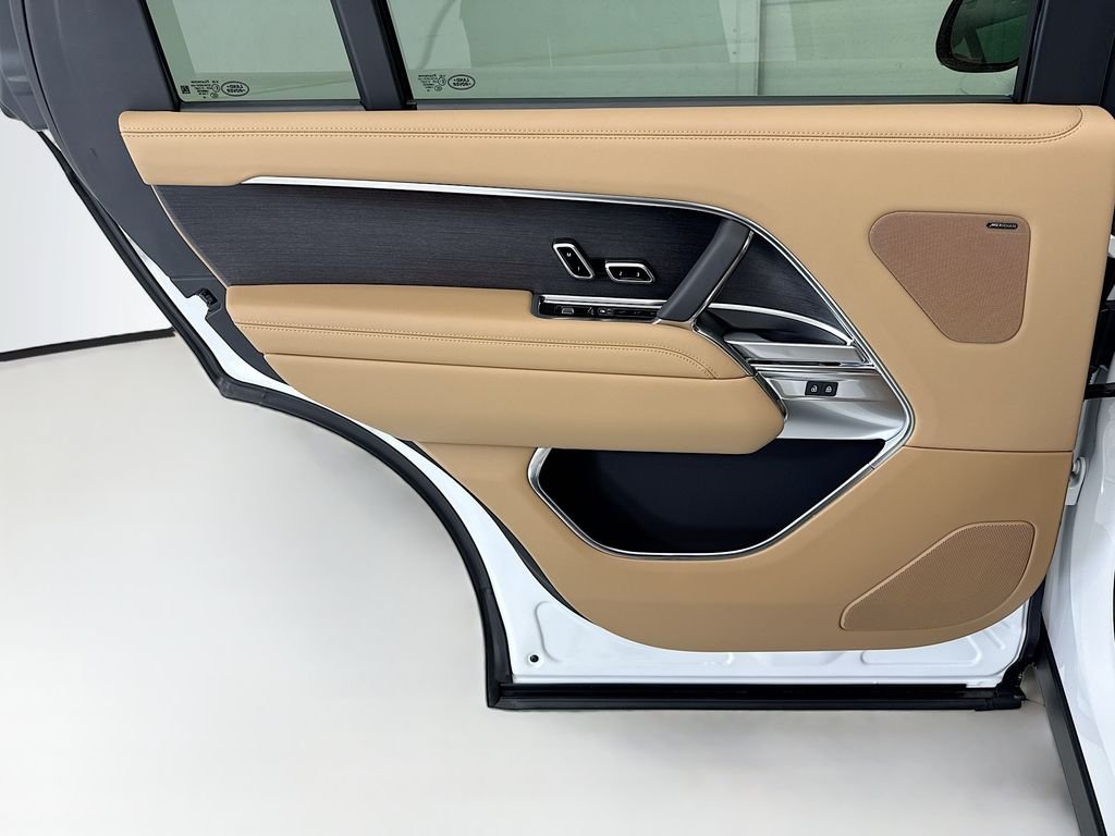 New 2026 Fuji White LAND ROVER SE LWB 7-Seats / V8 image 25