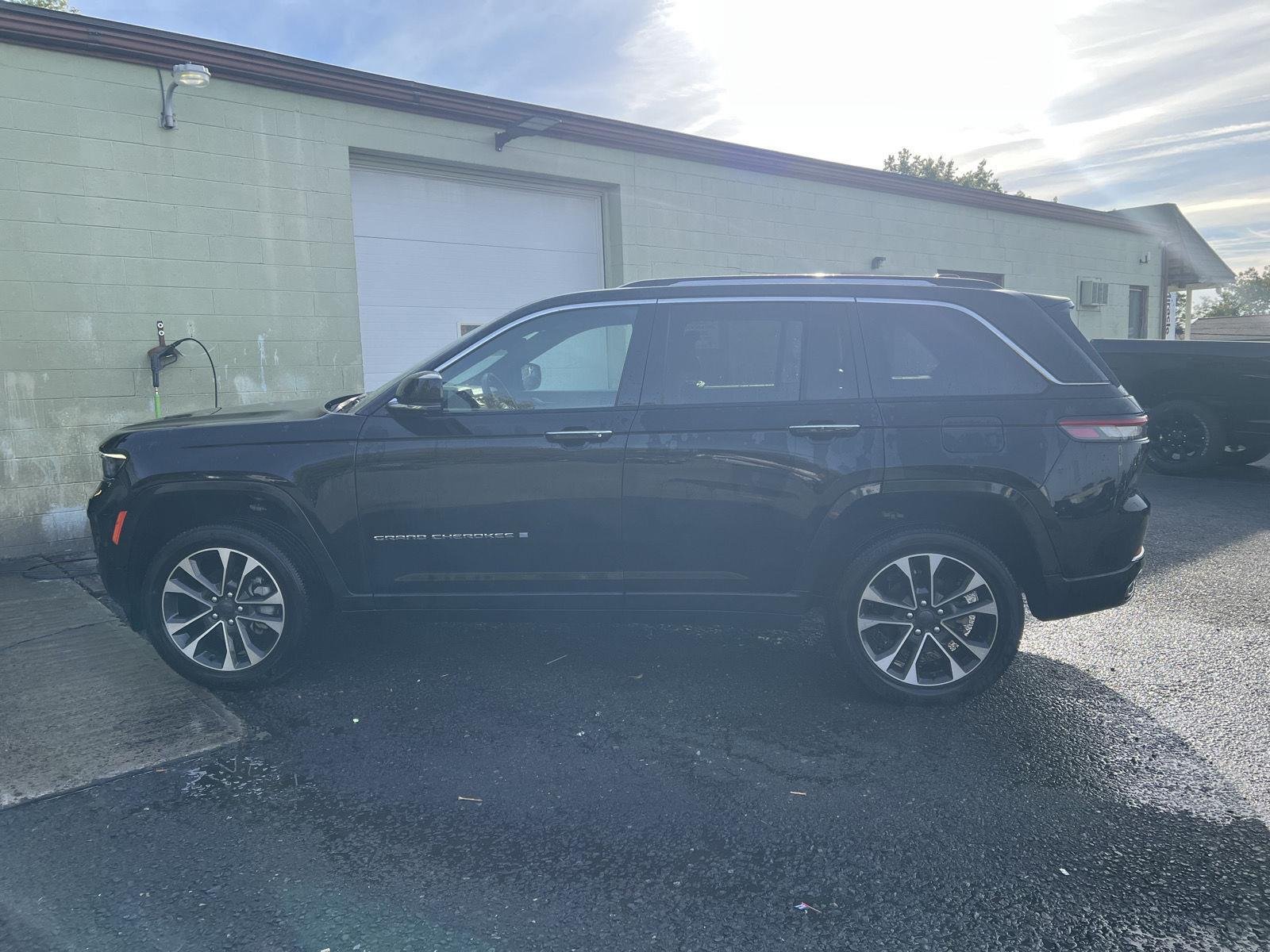 Used 2022 Diamond Black Crystal Pearlcoat Jeep Overland image 5