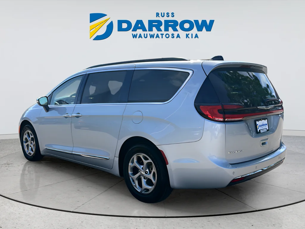 Used 2023 Silver Chrysler Limited image 3