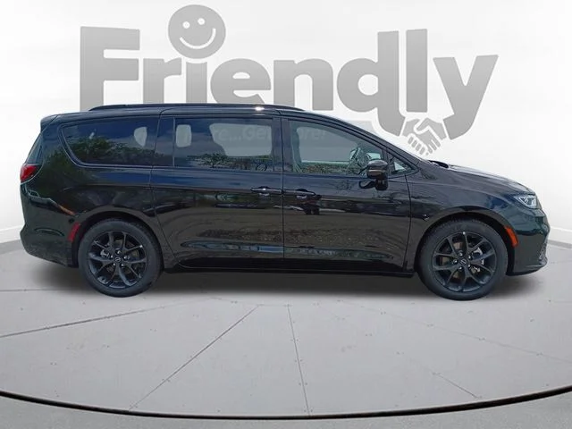 New 2026 Diamond Black Crystal Pearl-Coat Exterior Paint Chrysler Select image 4