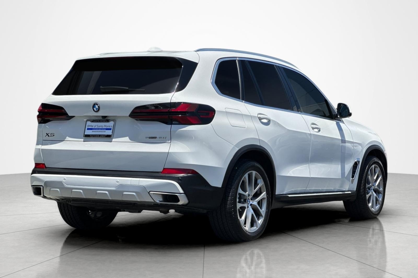 Used 2024 Alpine White BMW sDrive40i image 5