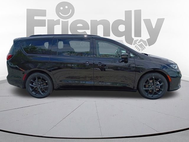 New 2026 Diamond Black Crystal Pearl-Coat Exterior Paint Chrysler Select image 4