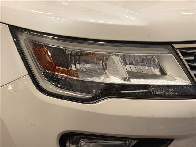 Used 2018 White Platinum Metallic Tri-Coat Ford Platinum image 4