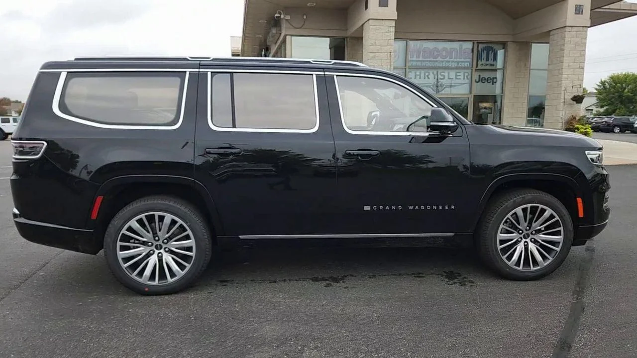 New 2023 Diamond Black Crystal Pearl-Coat Exterior Paint Jeep Series III image 10