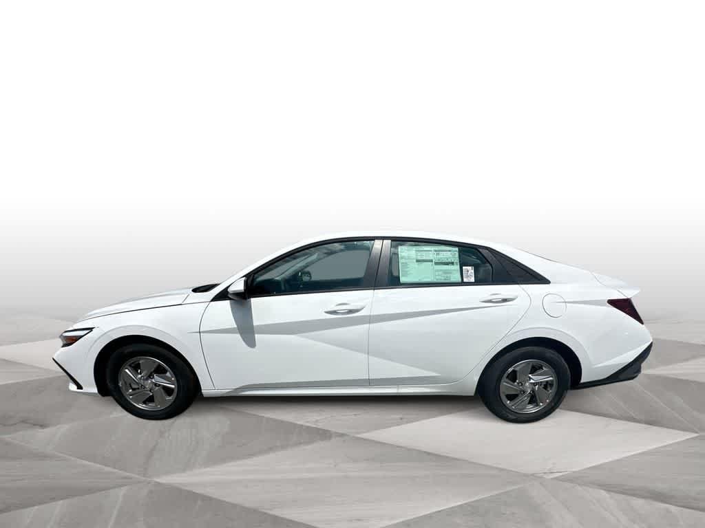 New 2026 Serenity White Hyundai SE image 5