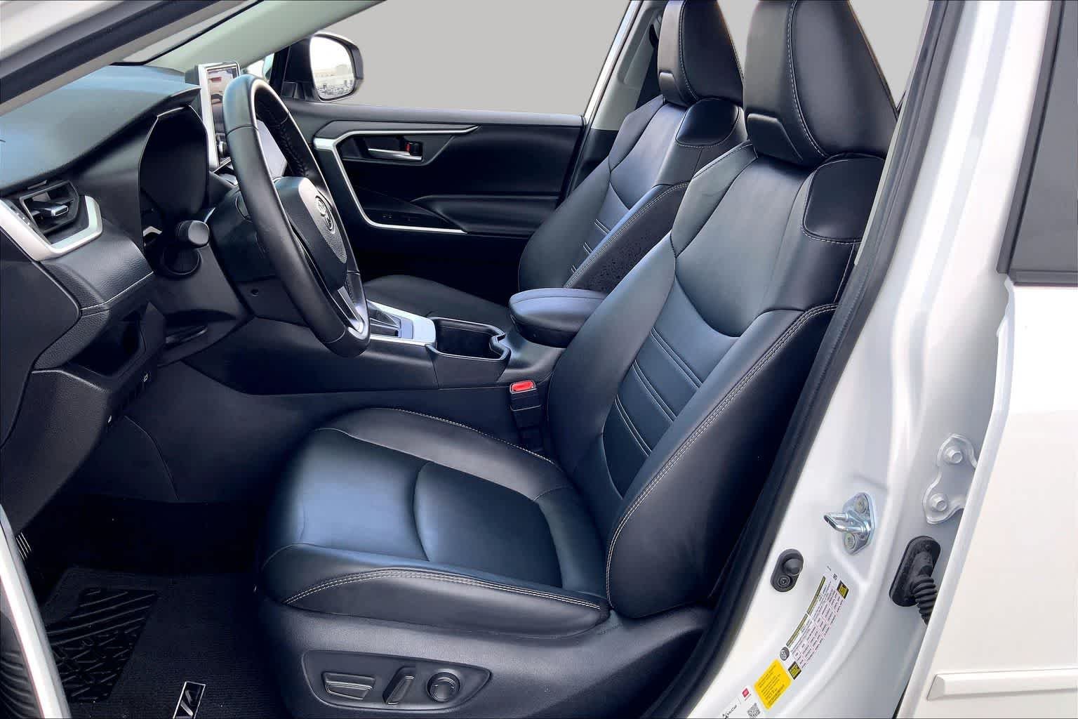 Used 2025 Wind Chill Pearl Toyota XLE Premium image 8