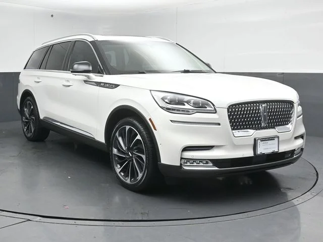 Used 2024 White Lincoln Reserve image 1