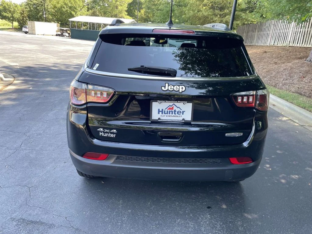 Used 2022 Black Jeep Latitude 4x4 image 5