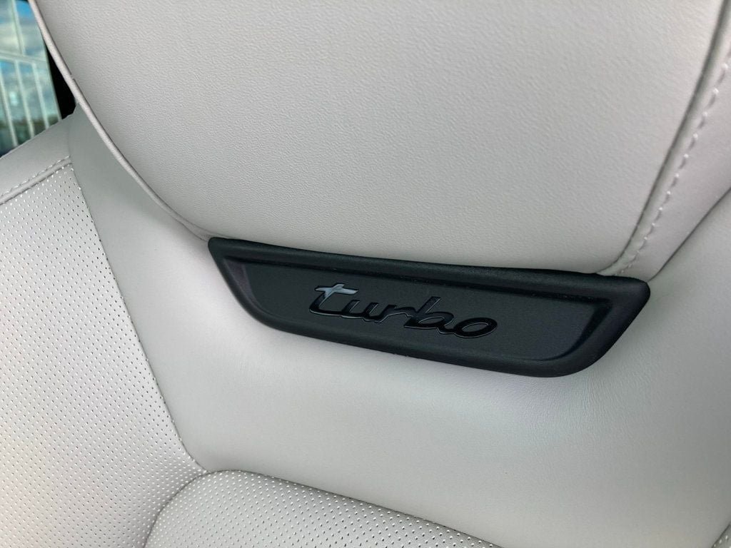 2025 Porsche Macan Turbo Electric - Photo 10
