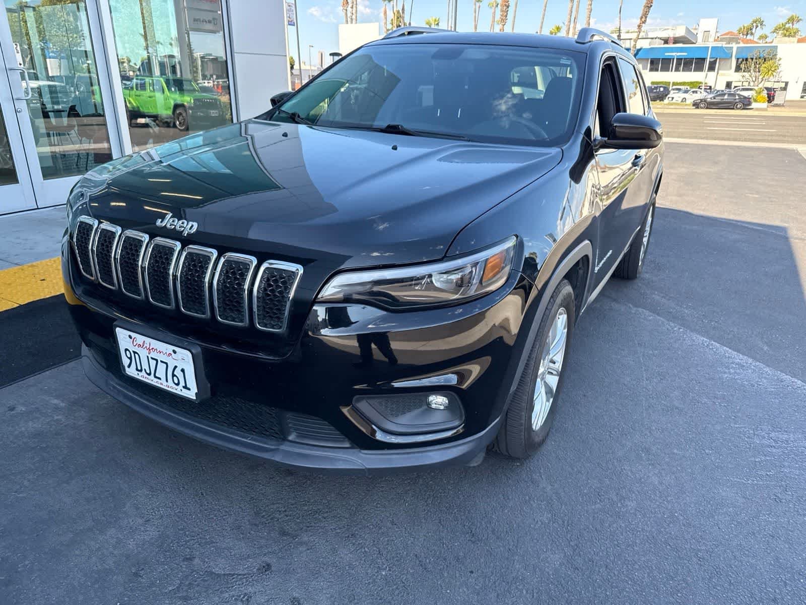 Used 2019 Diamond Black Crystal Pearlcoat Jeep Latitude image 2