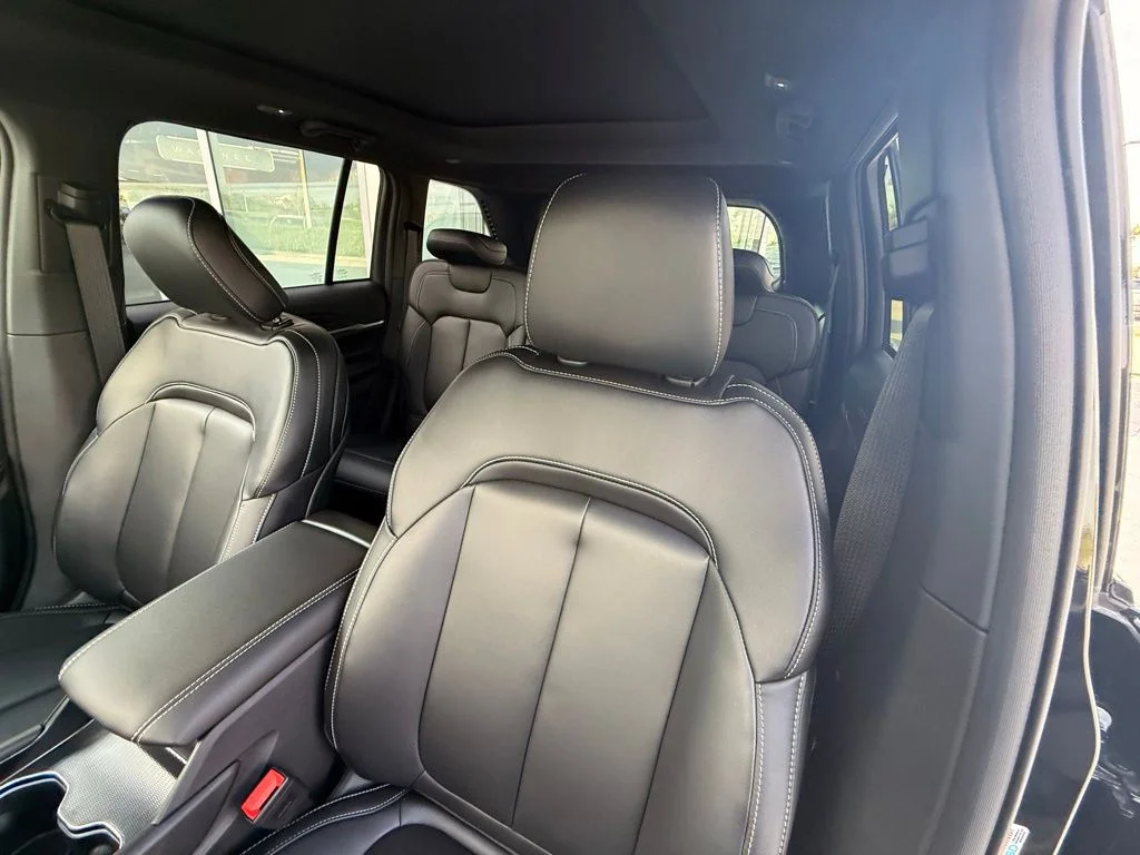 New 2026 Diamond Black Crystal Pearlcoat Jeep Limited image 24