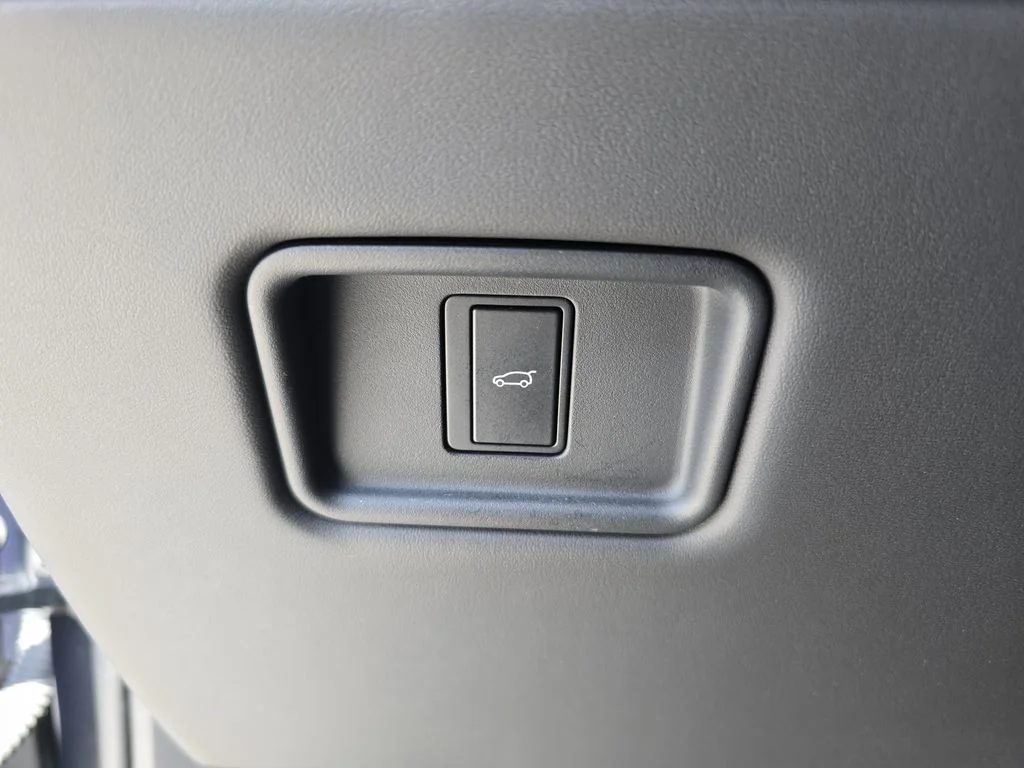 Certified Used 2023 Black Land Rover SE image 28