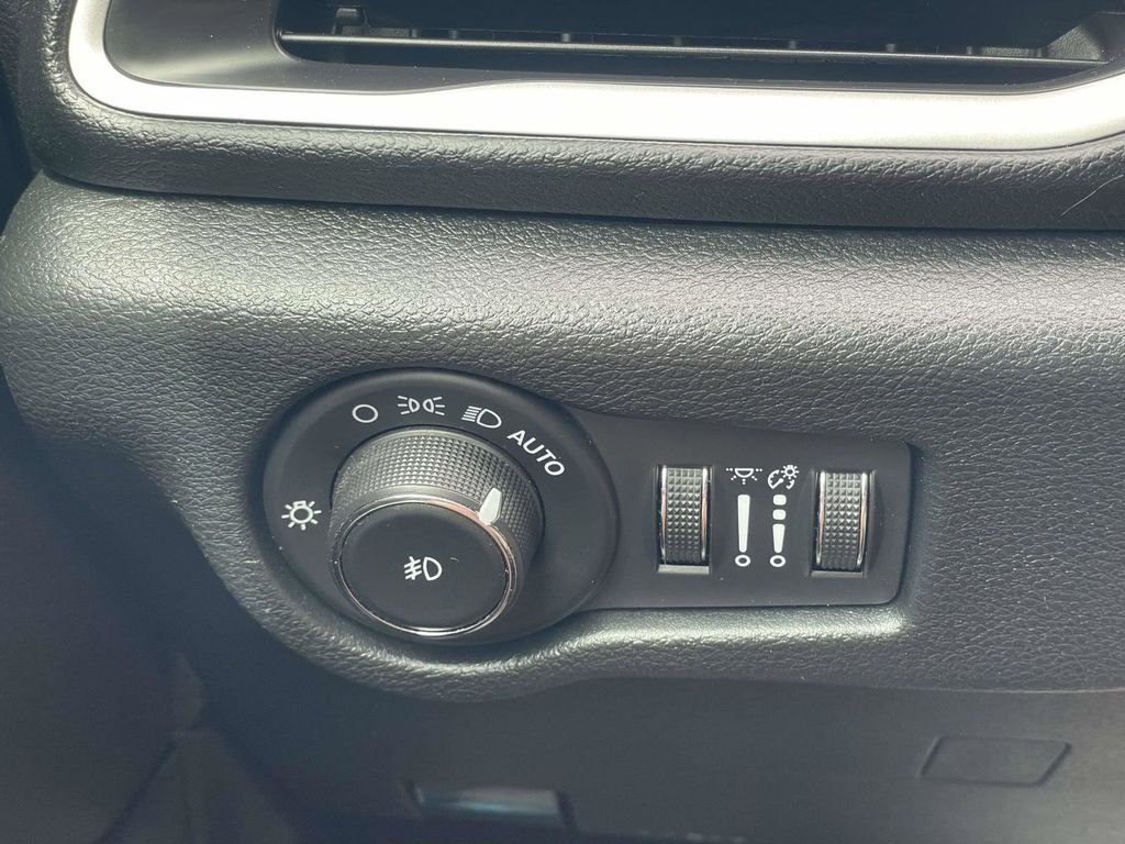 Used 2025 White Chrysler Select image 25