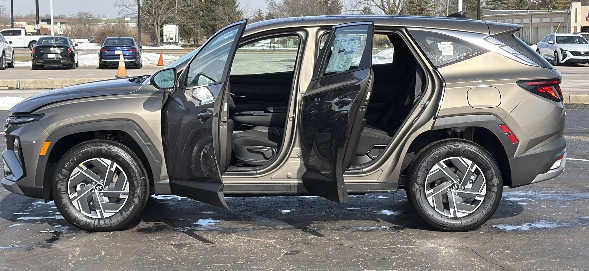 New 2026 Cashmere Bronze Hyundai Blue SE image 8