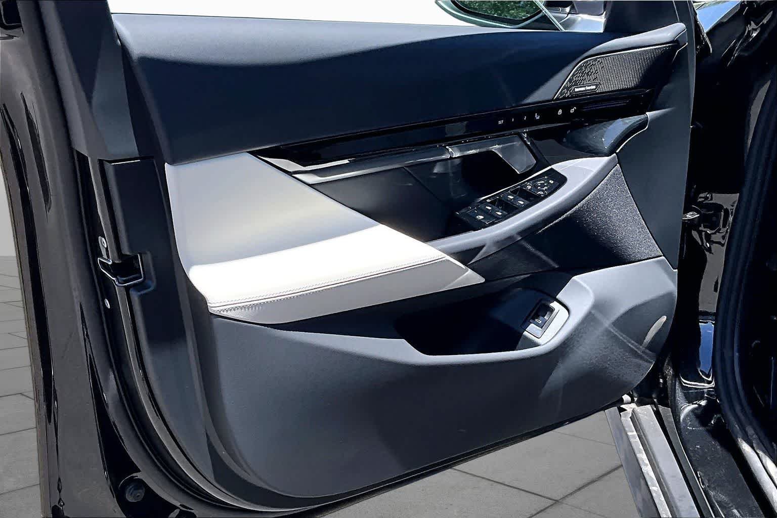 New 2026 Black Sapphire Metallic BMW 530i xDrive image 10