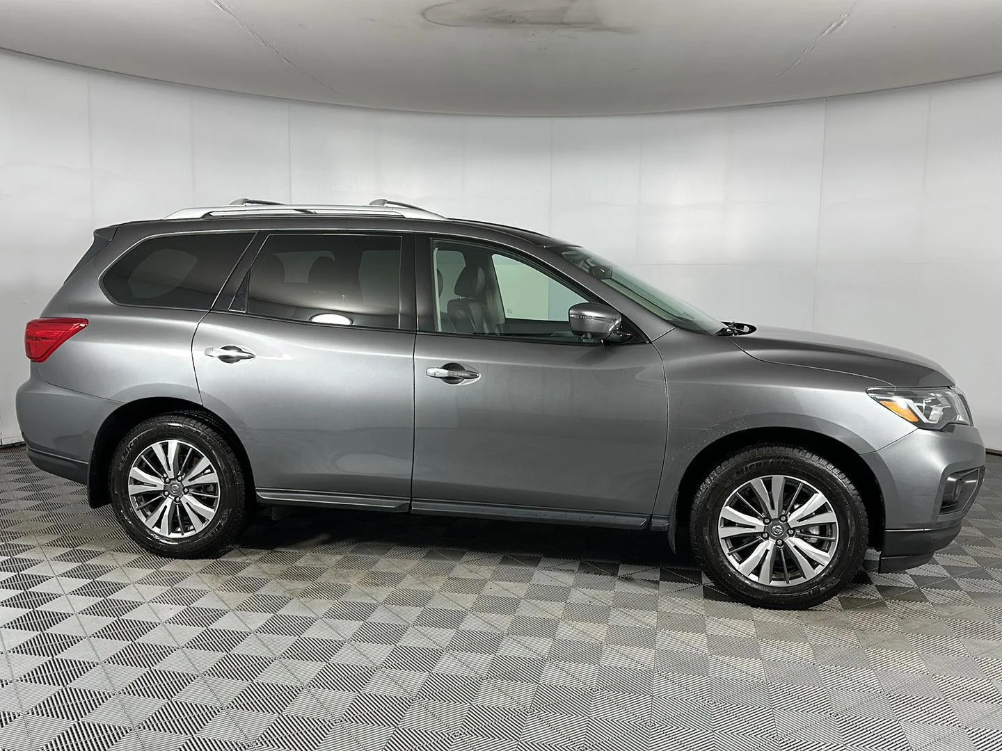Used 2020 Gun Metallic Nissan SL image 32