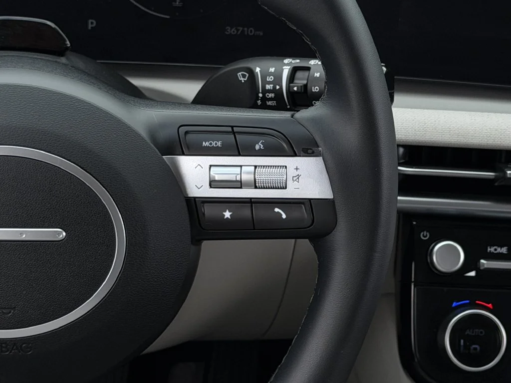 Used 2025 Gray Hyundai SEL Convenience image 14