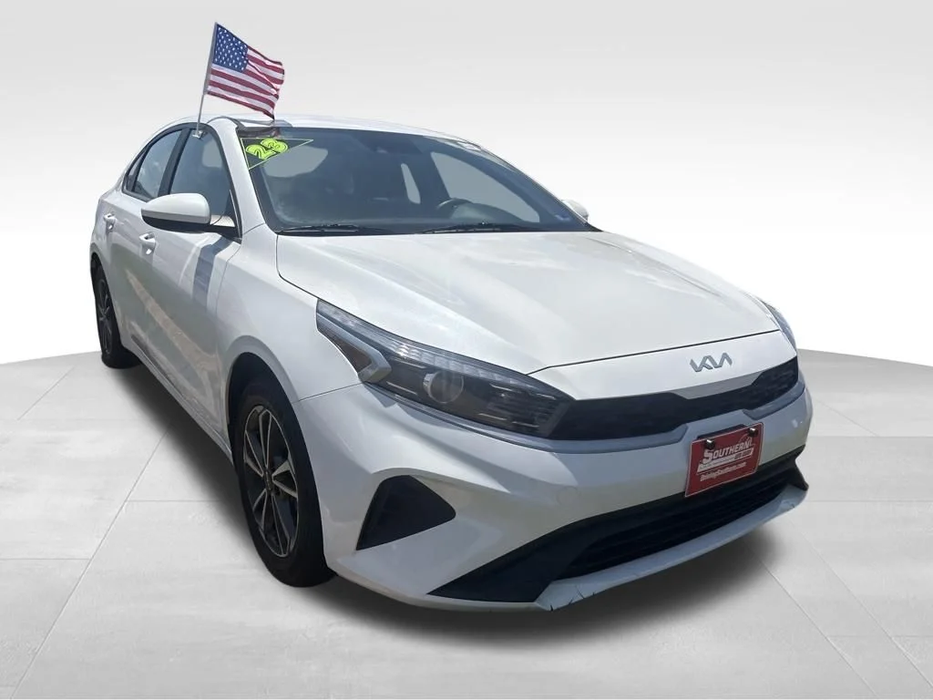 Used 2023 White Kia LXS image 9