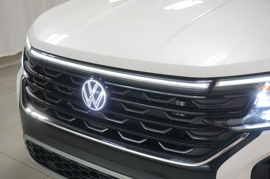 Certified Used 2025 Opal White Pearl Volkswagen 2.0T SEL image 51