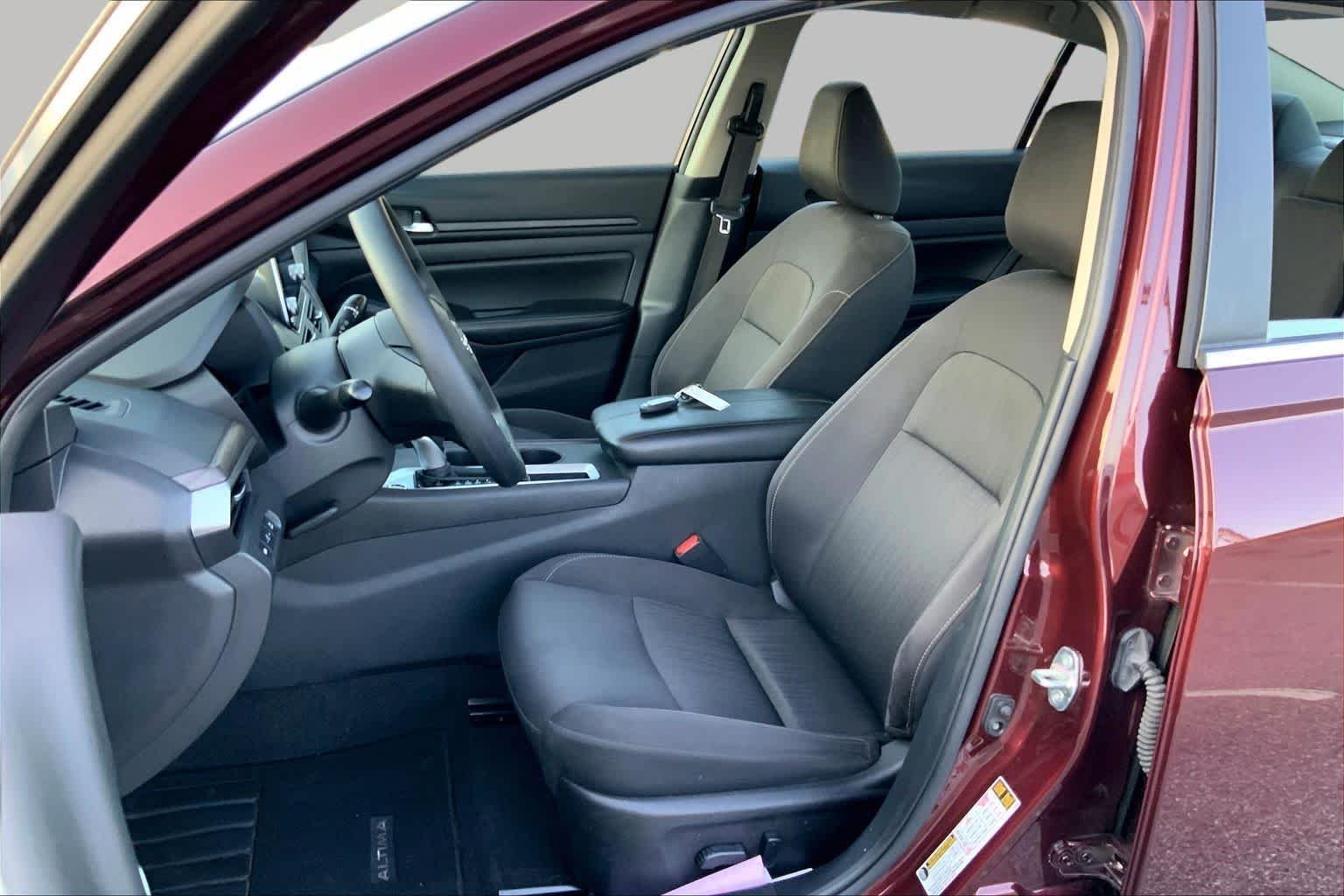 Used 2025 Garnet Pearl Metallic Nissan SV image 8