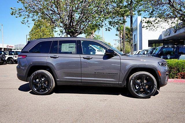 New 2026 Baltic Gray Metallic Clear-Coat Exterior Paint Jeep Limited image 7