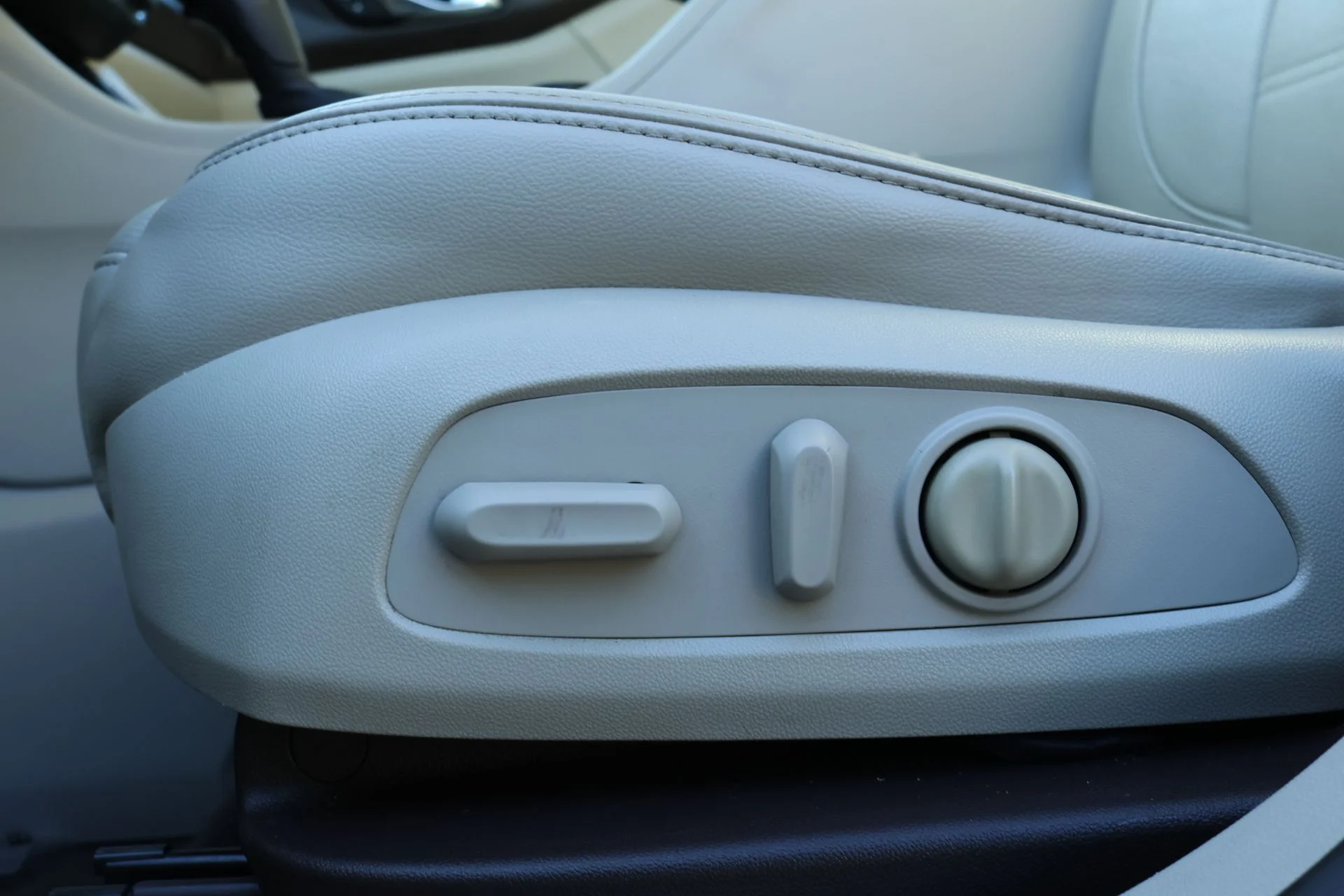 Used 2017 White GMC Denali image 21