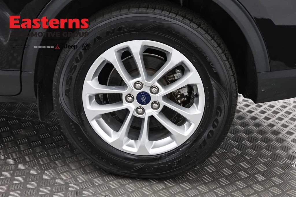 Used 2022 Black Ford SE image 33