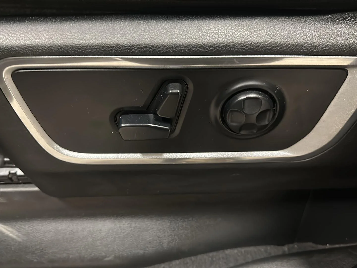 Used 2019 Diamond Black Crystal Pearlcoat Ram Laramie image 18