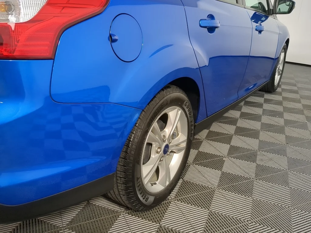 Used 2014 blue Ford SE image 8